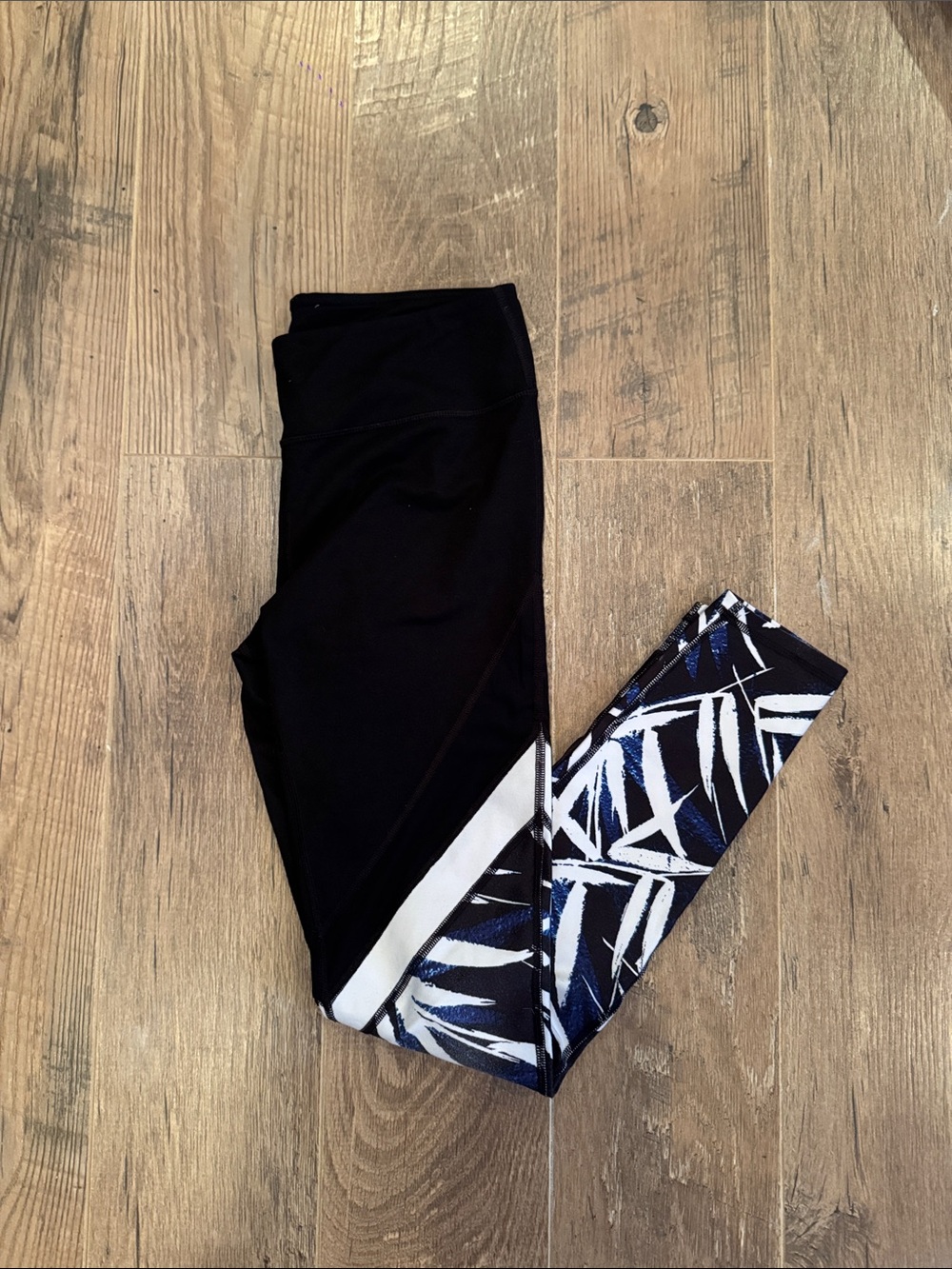 Fabletics Women’s Black Leggings with Navy & White Geometric Print Size Small